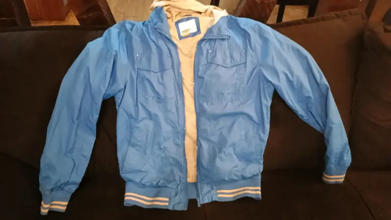 Chaqueta azul con capucha - 1