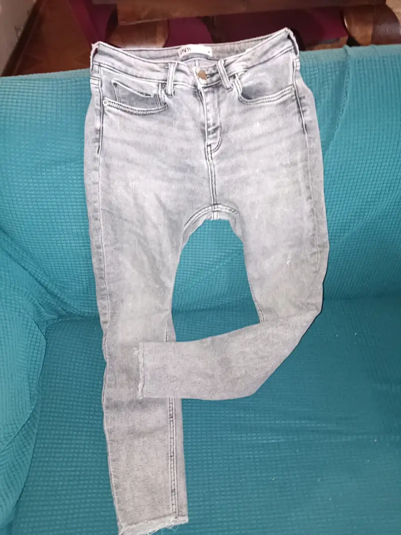 Jeans grises desgastados