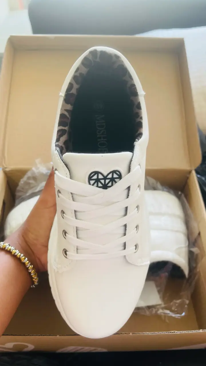 Zapatillas blancas totalmente nuevas en su caja - 1