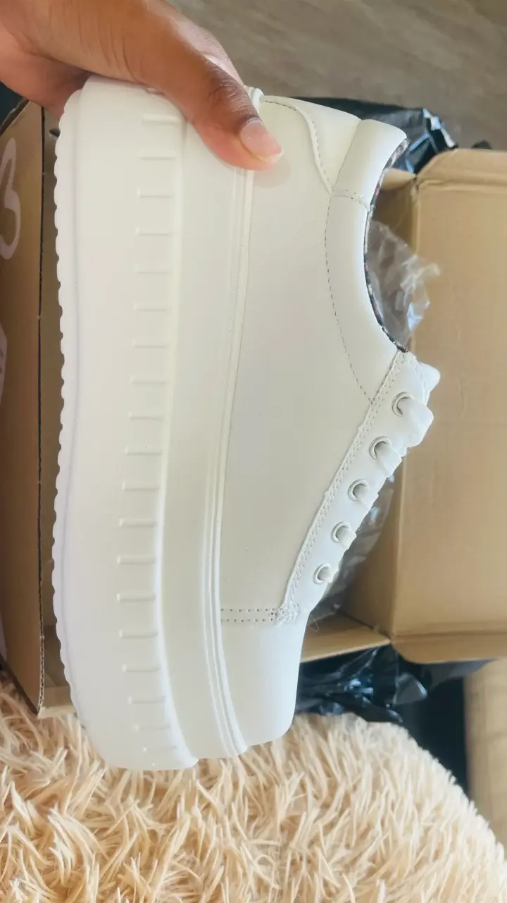 Zapatillas blancas totalmente nuevas en su caja - 2