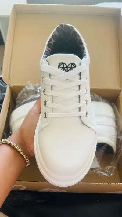 Zapatillas blancas totalmente nuevas en su caja - miniatura 3
