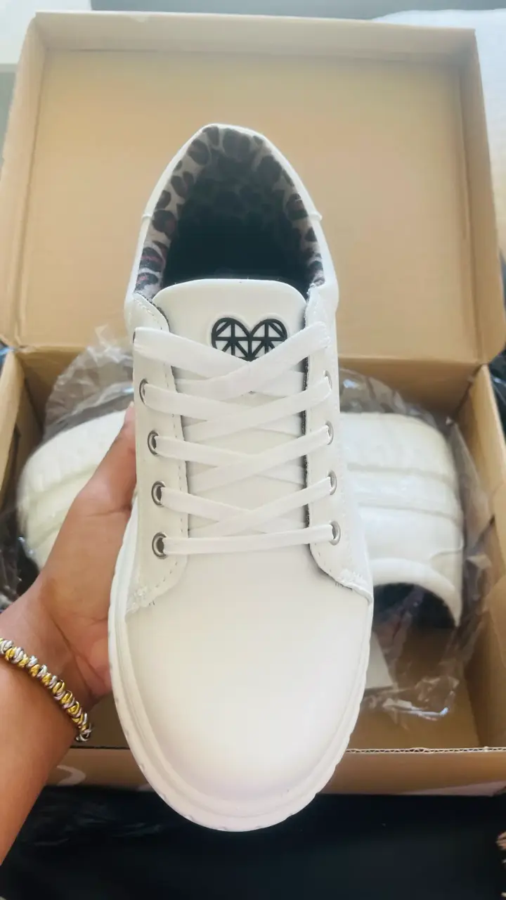 Zapatillas blancas totalmente nuevas en su caja - 4
