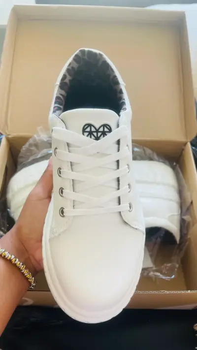 Zapatillas blancas totalmente nuevas en su caja - miniatura 4