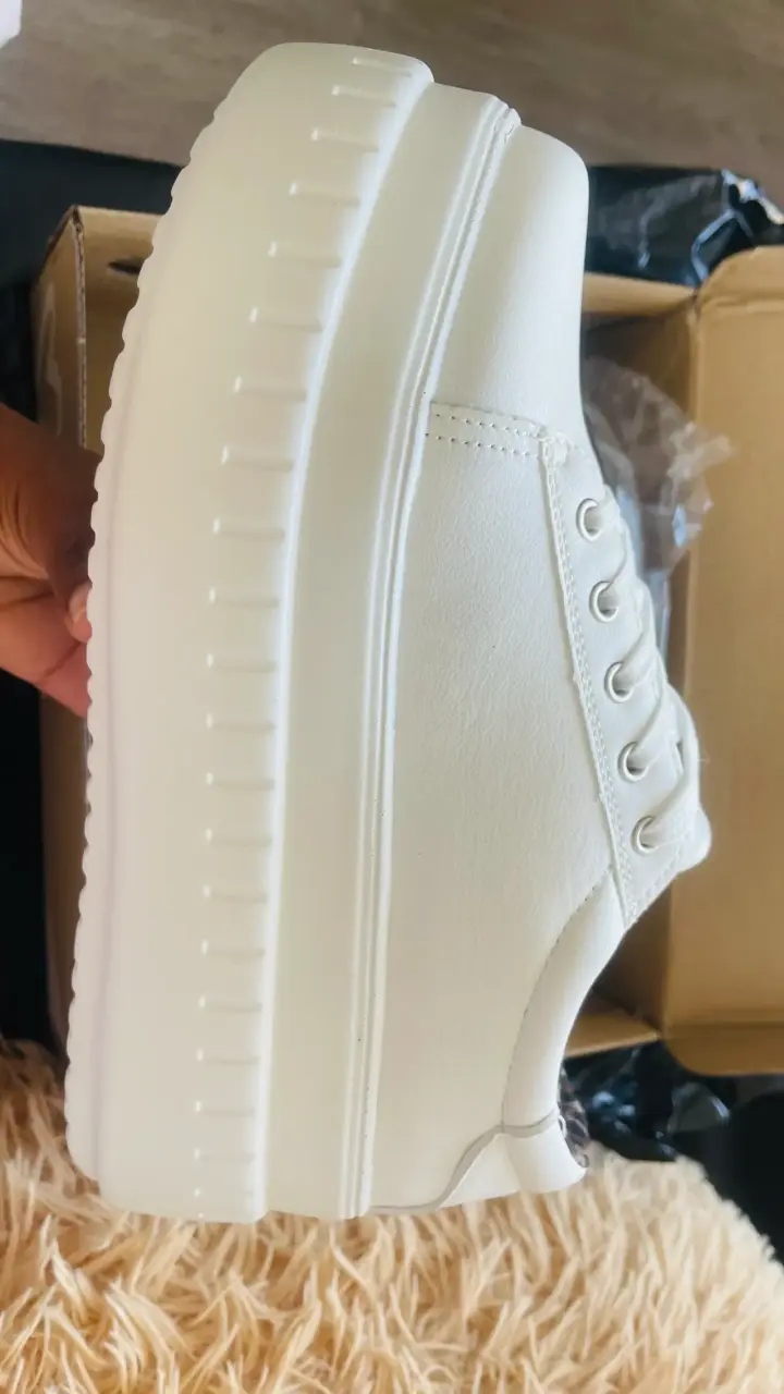 Zapatillas blancas totalmente nuevas en su caja - 5