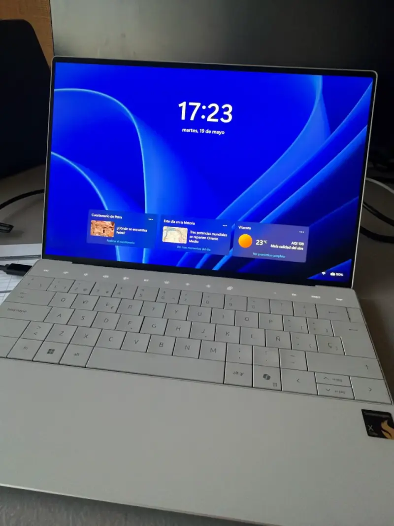 Notebook plateado moderno