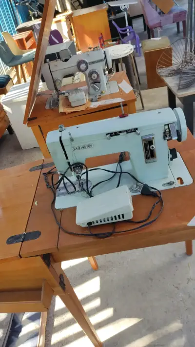 Máquina de coser Remington vintage - miniatura 1