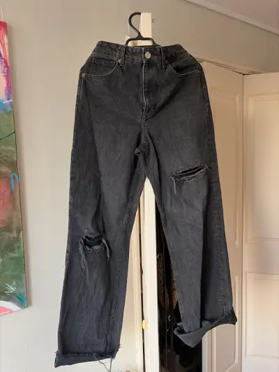 Jeans negros largos con tajos - miniatura 1