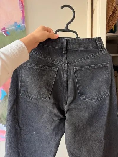Jeans negros largos con tajos - miniatura 2