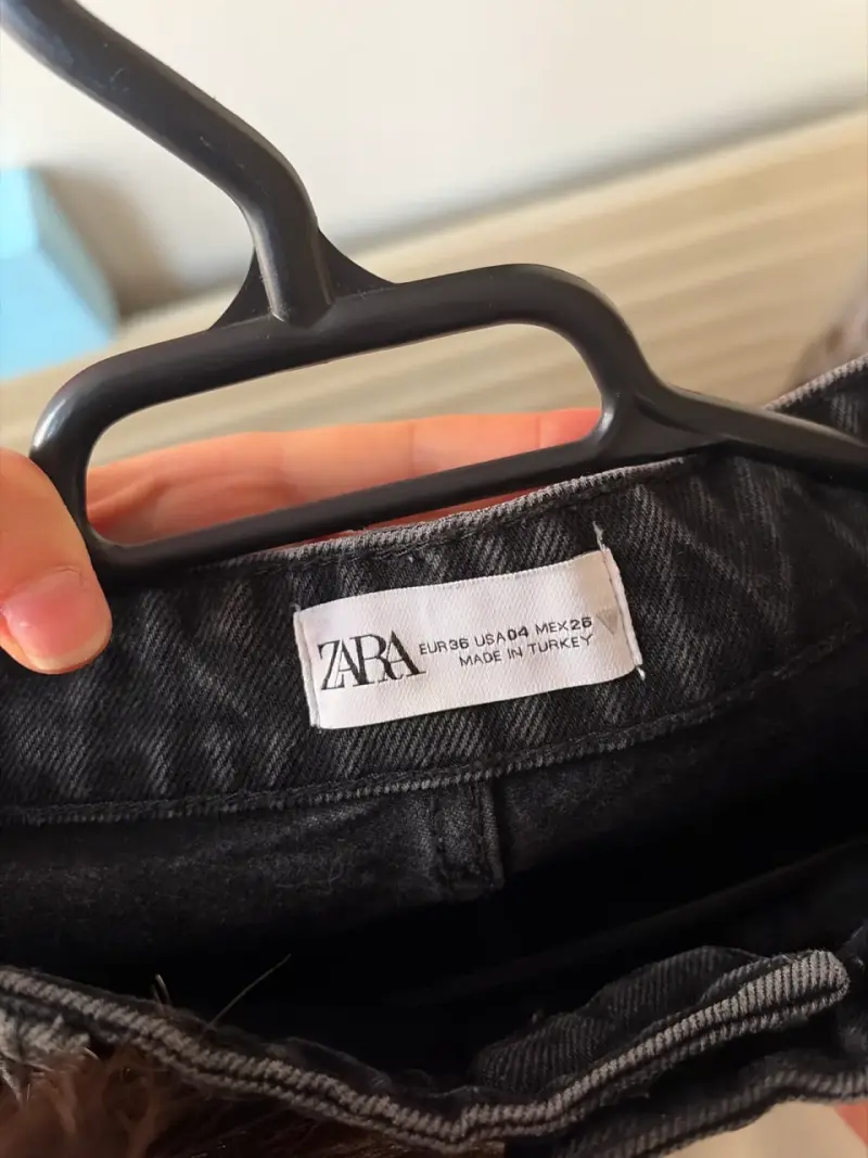 Jeans negros largos con tajos - 3