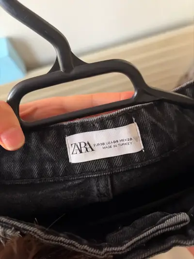 Jeans negros largos con tajos - miniatura 3