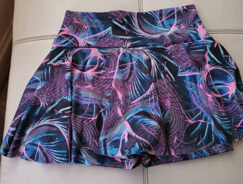 Falda deportiva con shorts corta estampada - 1