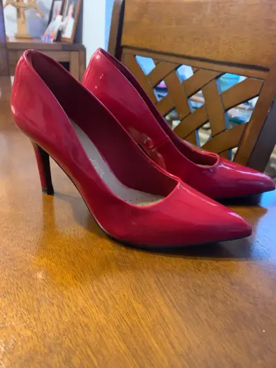Zapatos de tacón rojos charol - miniatura 1