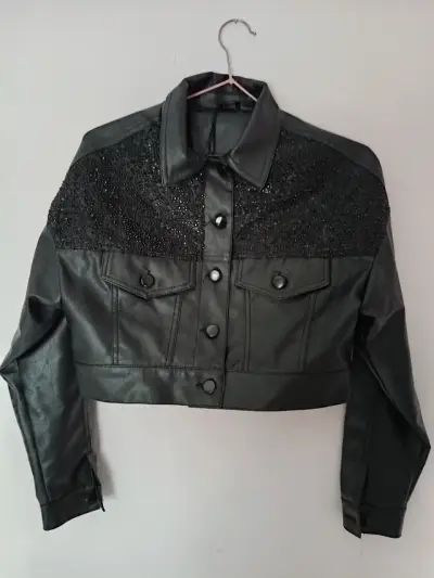 Chaqueta corta negra con brillos - miniatura 1