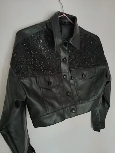 Chaqueta corta negra con brillos - miniatura 2