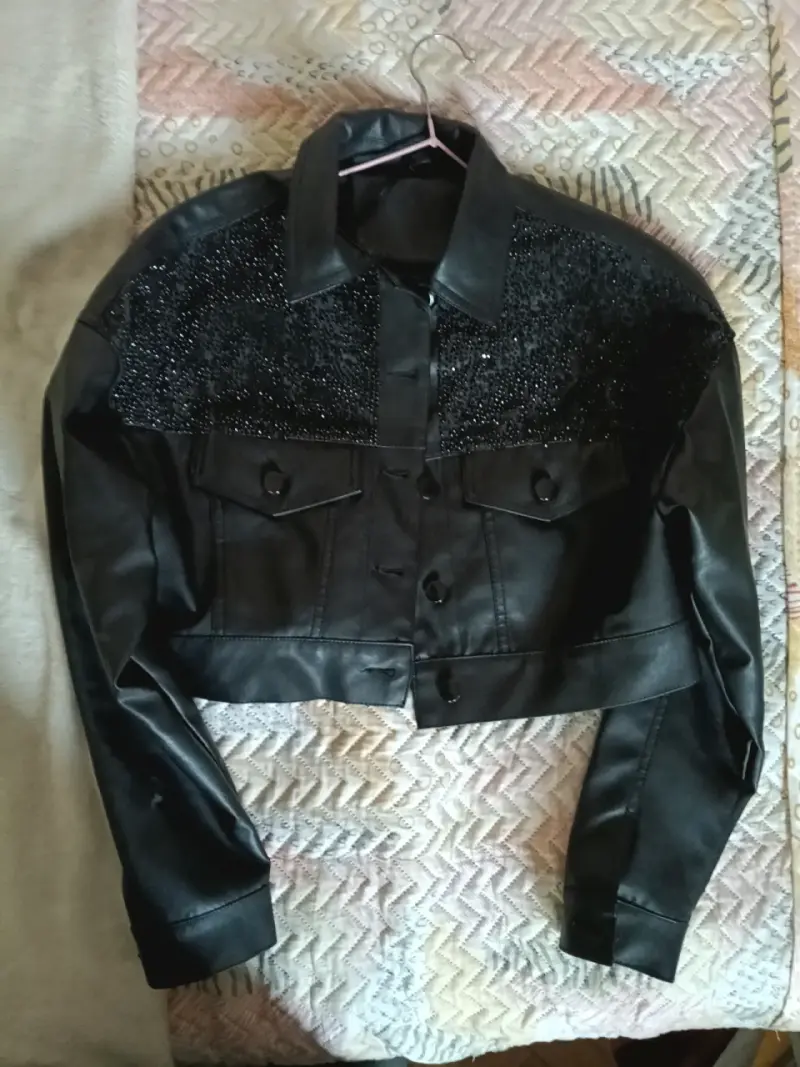 Chaqueta corta negra con brillos - 4