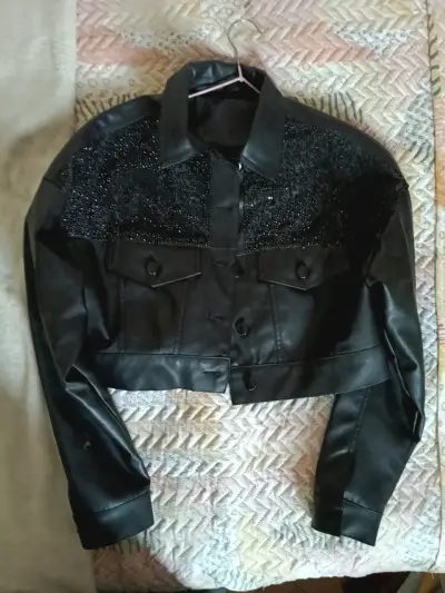 Chaqueta corta negra con brillos - miniatura 4
