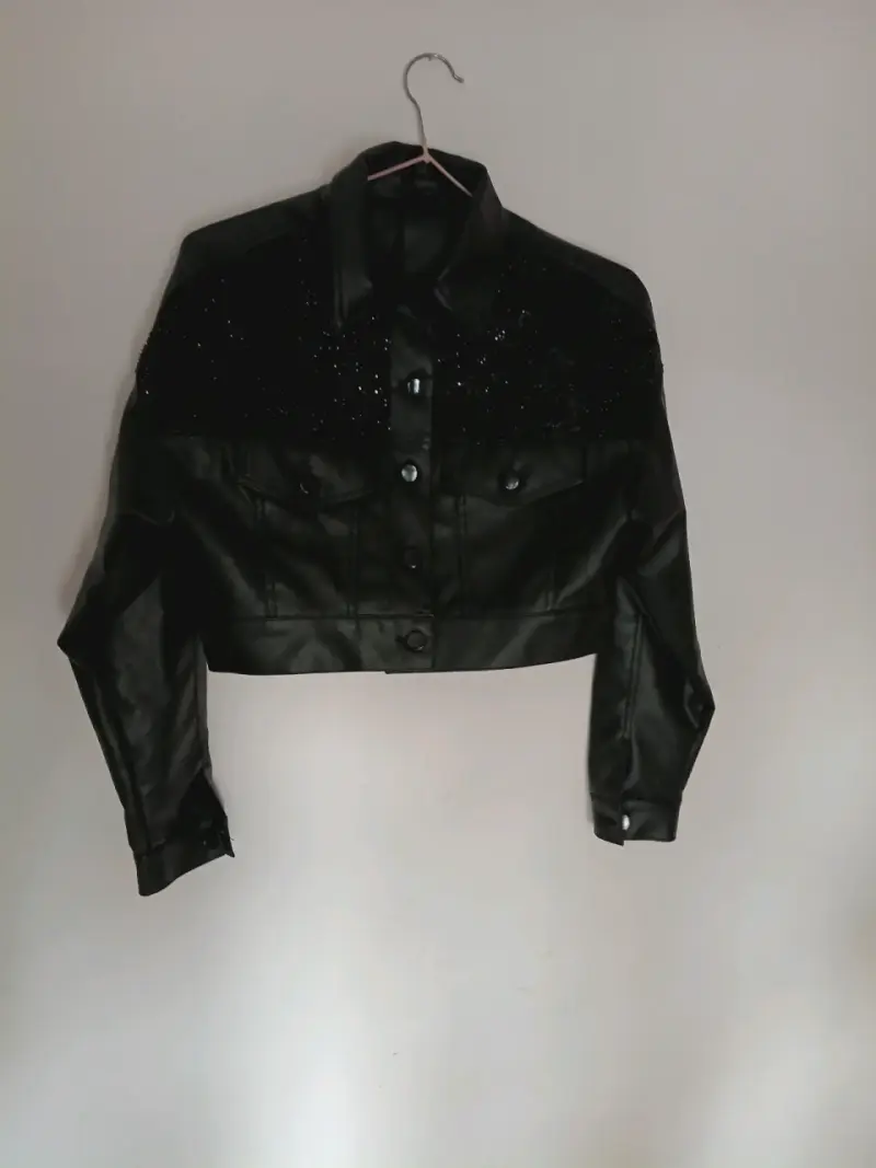 Chaqueta corta negra con brillos - 5
