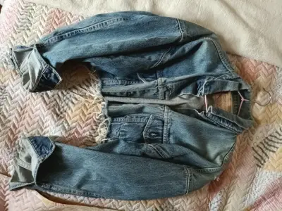 Chaqueta de mezclilla desgastada - miniatura 4
