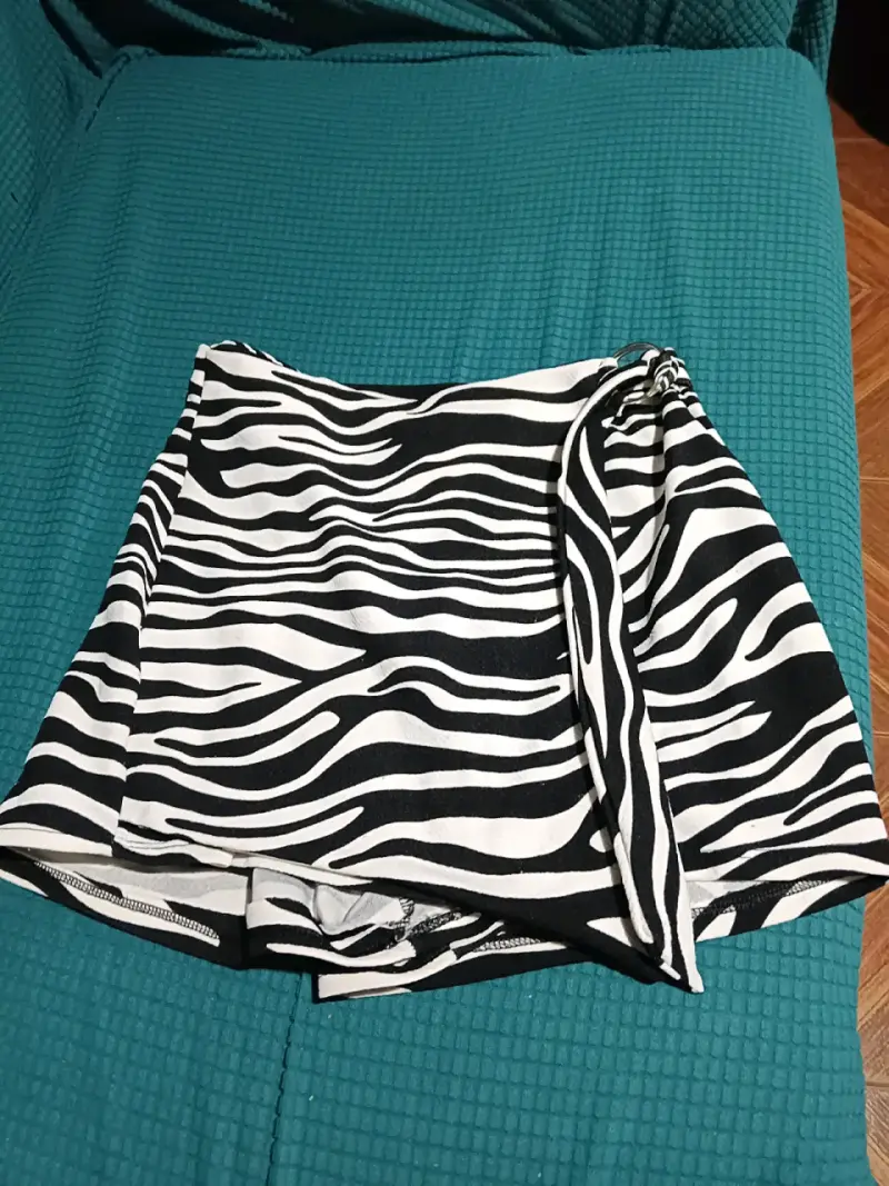 Falda shorts animal print blanco y negro