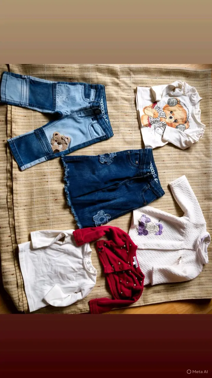 Ropa infantil variada con estampados