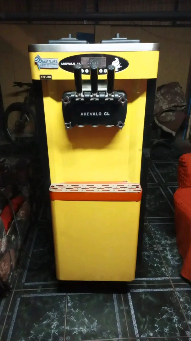 Máquina de helados amarilla Arevalo