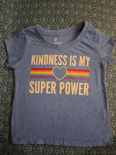 Polera gris con texto 'Kindness' - miniatura 1