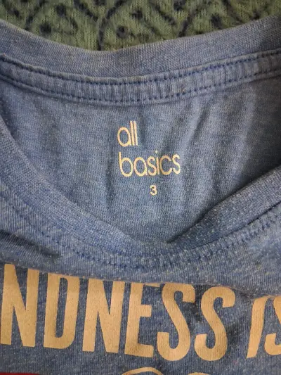 Polera gris con texto 'Kindness' - miniatura 2