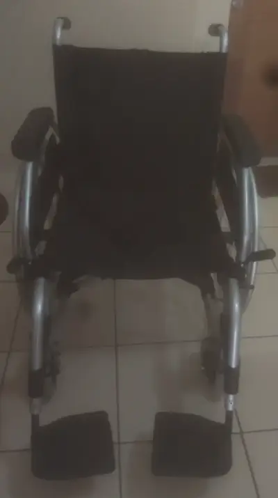 Silla de ruedas plegable - miniatura 1