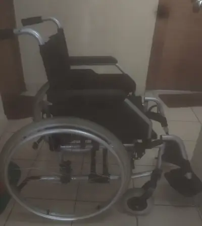 Silla de ruedas plegable - miniatura 3