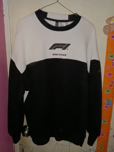 Polerón F1 blanco y negro con pequeña mancha - miniatura 1