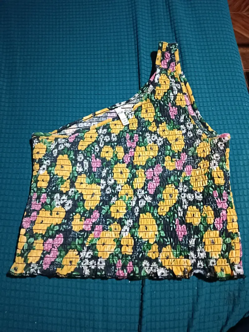 Top floral de un solo hombro