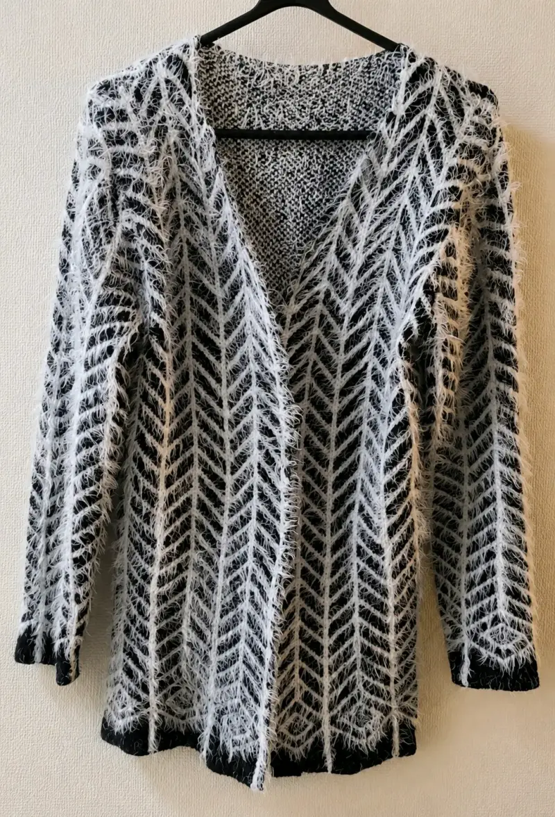 Cárdigan negro y blanco de lana