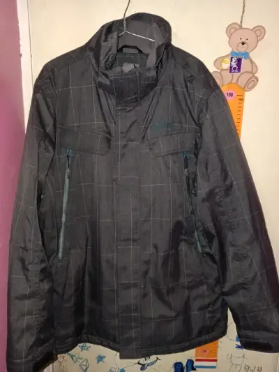 Chaqueta negra impermeable - miniatura 1