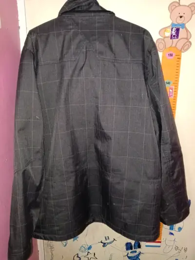 Chaqueta negra impermeable - miniatura 3