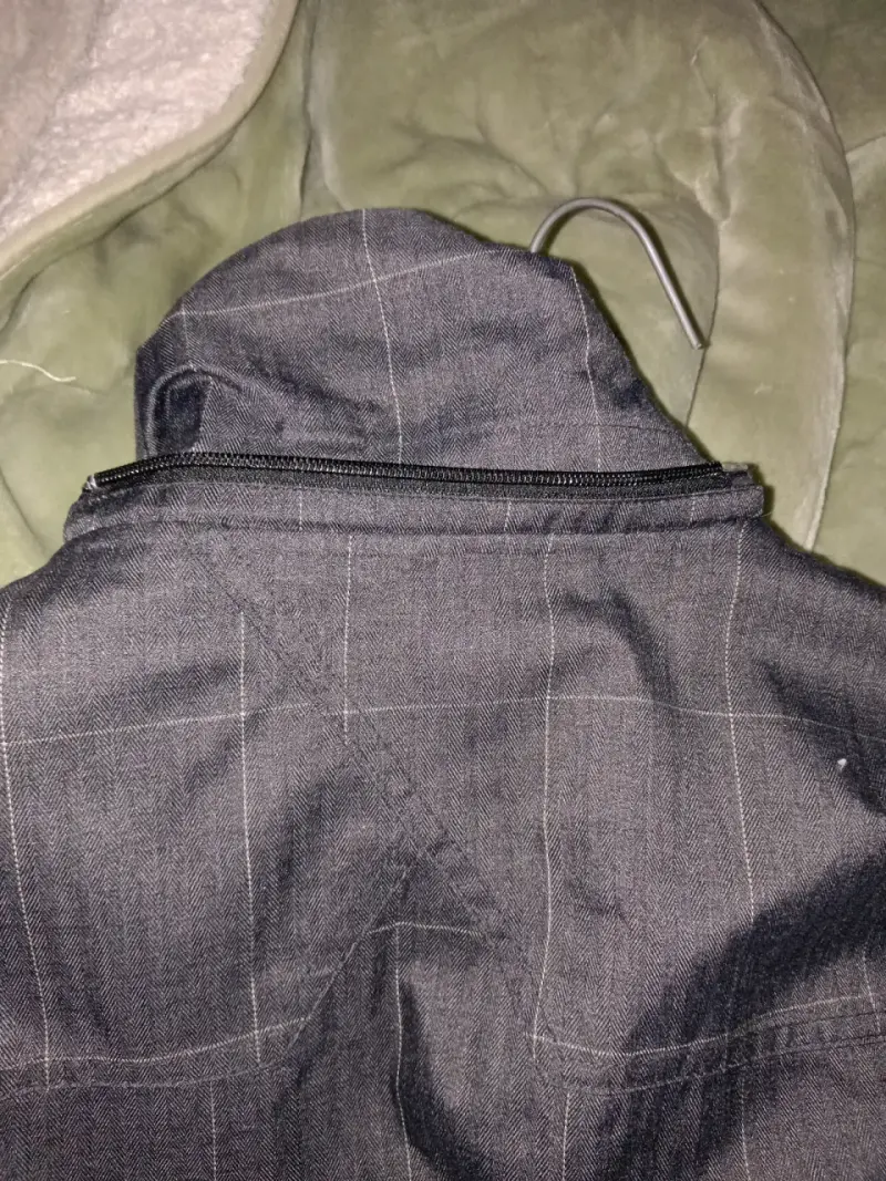 Chaqueta negra impermeable - 4
