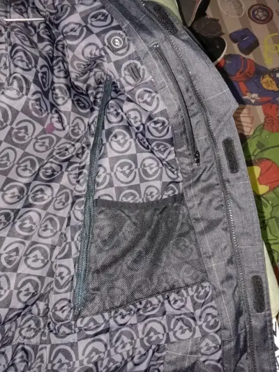 Chaqueta negra impermeable - miniatura 6