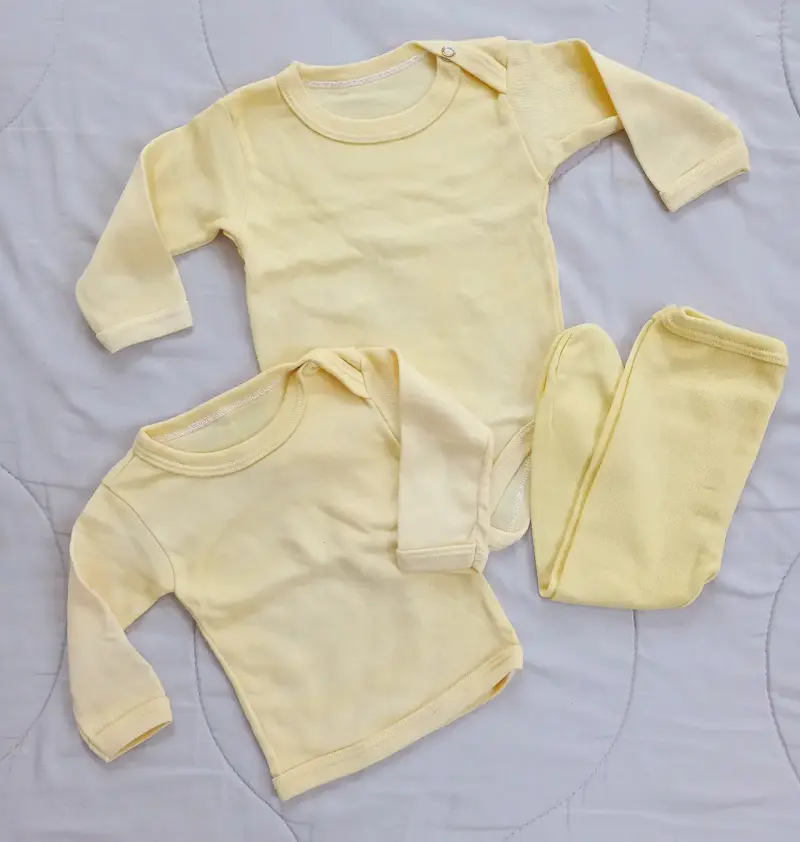 Conjunto de ropa amarilla para bebé - 1