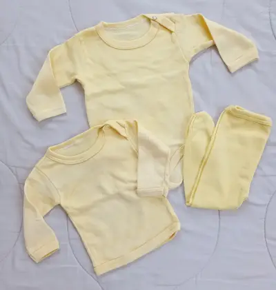 Conjunto de ropa amarilla para bebé - miniatura 1