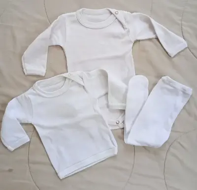 Conjunto de ropa amarilla para bebé - miniatura 2