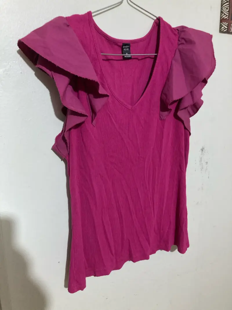 Polera fucsia con vuelos - 3
