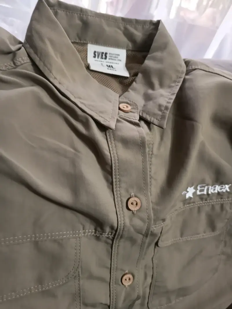 Camisa café con logo Enaex - 1