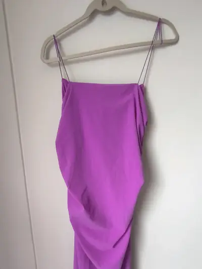 Vestido fucsia con tirantes finos - miniatura 1