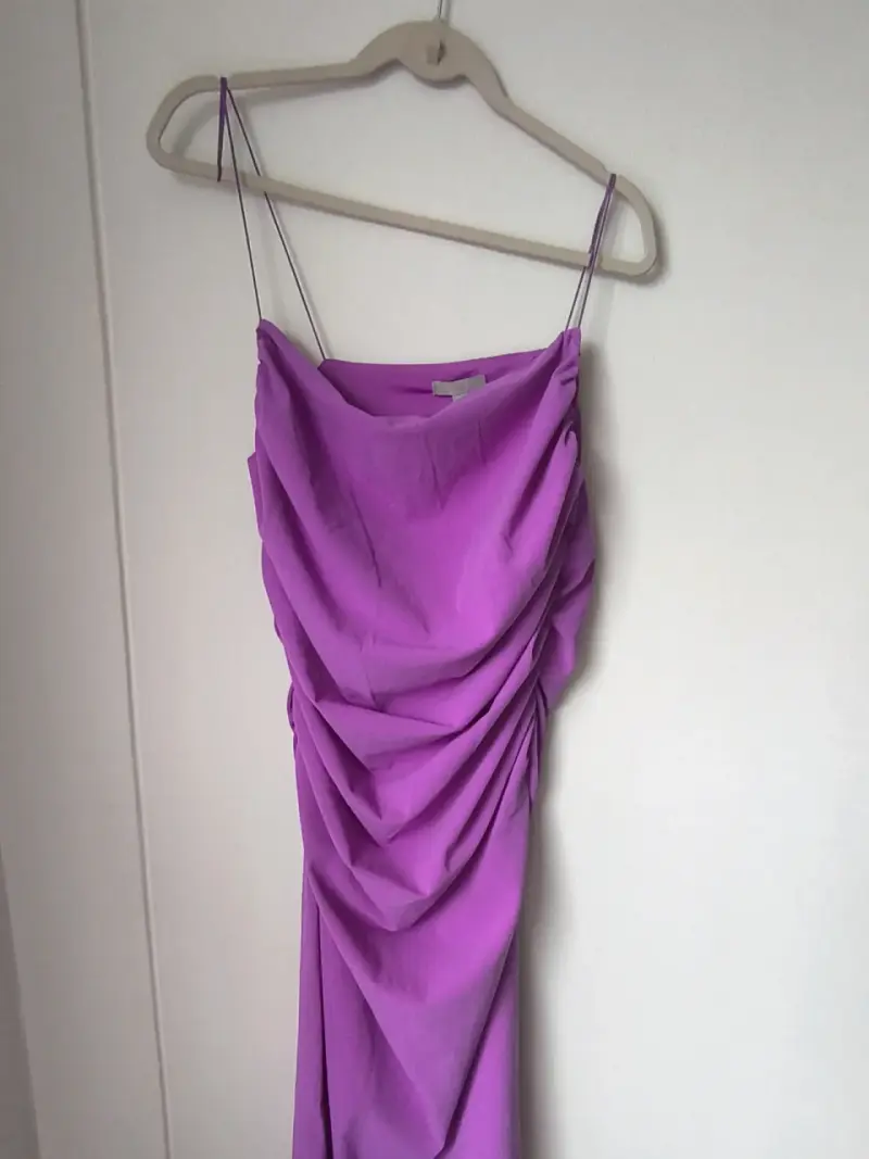 Vestido fucsia con tirantes finos - 3