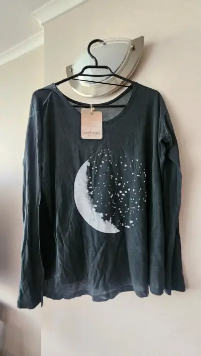 Polera negra con luna Umbrale - miniatura 1