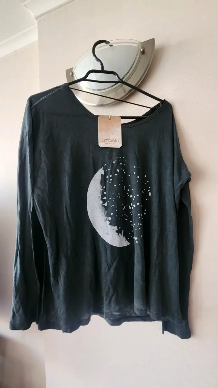 Polera negra con luna Umbrale - 2