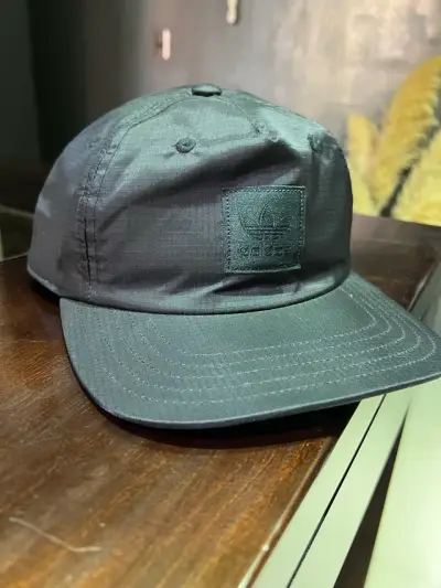 Gorra negra Adidas - miniatura 1