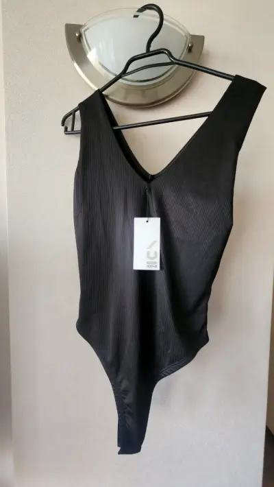 Body negro con etiqueta - miniatura 2