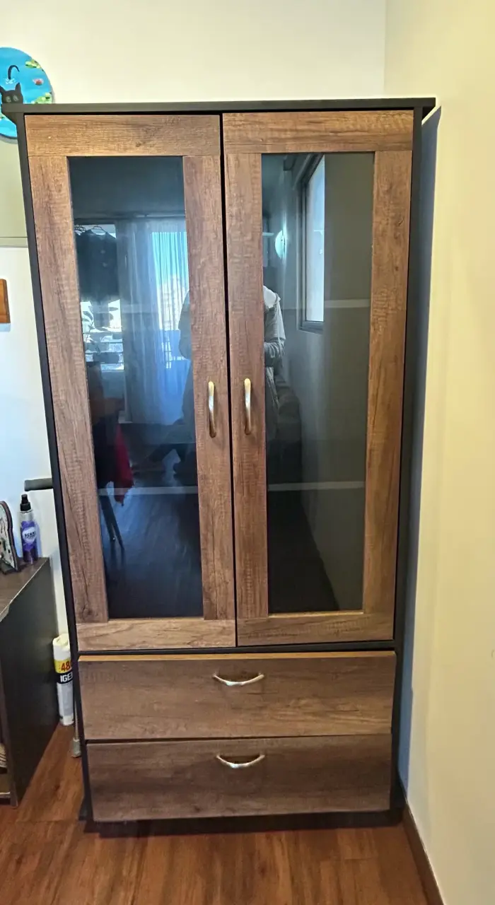 Vitrina de madera con vidrio - 1