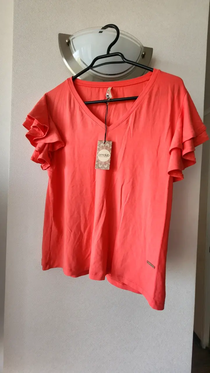 Polera coral con vuelos Amalia
