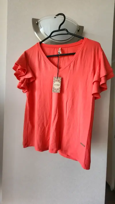Polera coral con vuelos Amalia - miniatura 1